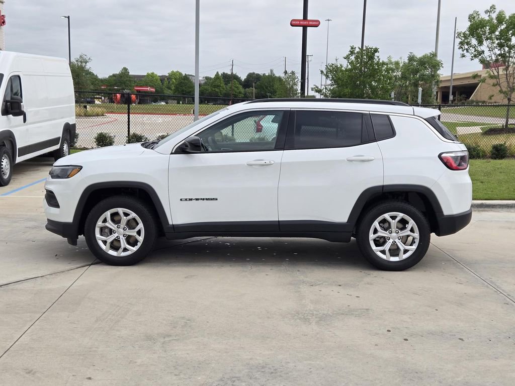 Used 2024 Jeep Compass Latitude AWD/4WD image 3