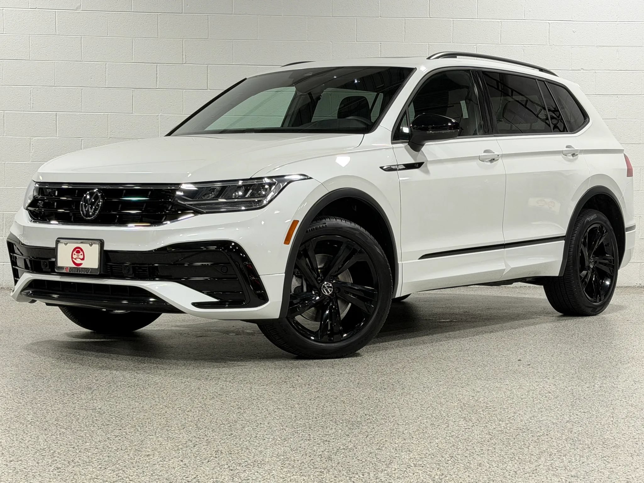 Used 2023 Volkswagen Tiguan SE R-Line AWD/4WD image 2