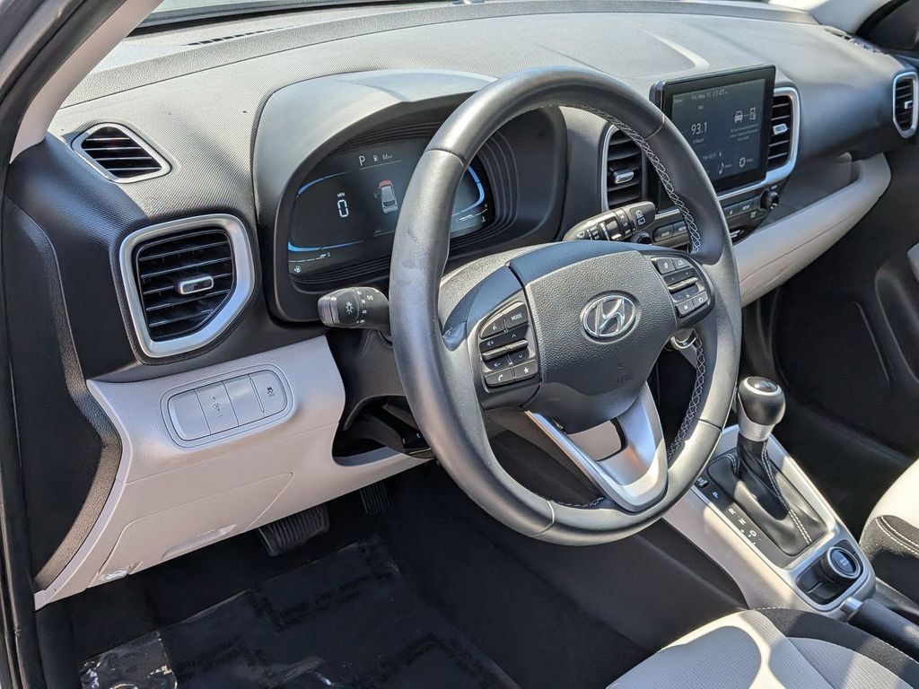 Used 2025 Hyundai Venue SEL FWD image 15
