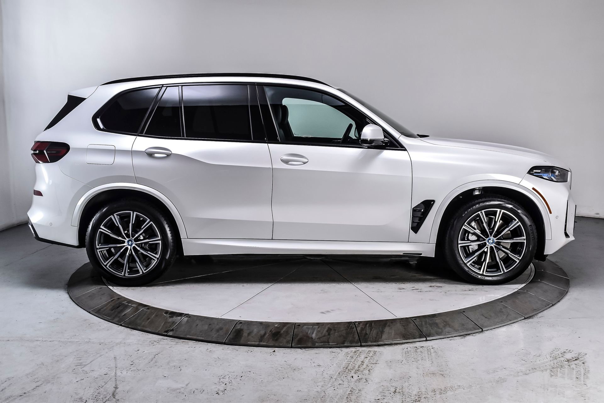Used 2024 BMW X5 xDrive50e w/ M Sport Package AWD/4WD image 7