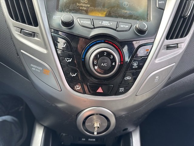 Used 2013 Hyundai Veloster w/ Style Pkg image 18