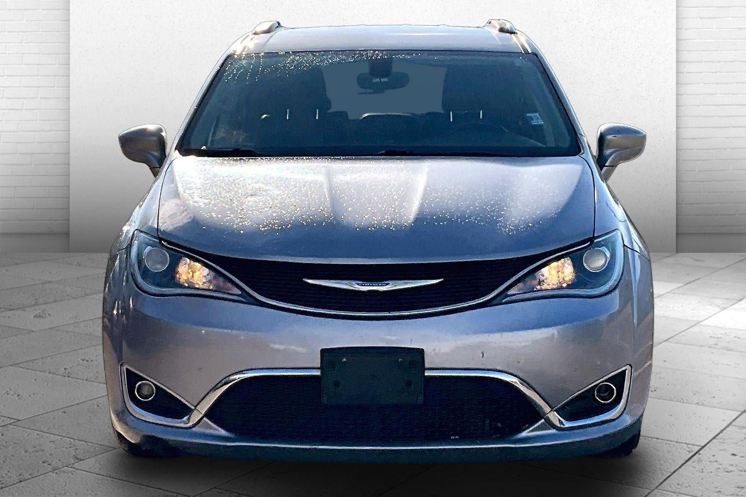 Used 2018 Chrysler Pacifica Touring-L FWD image 2