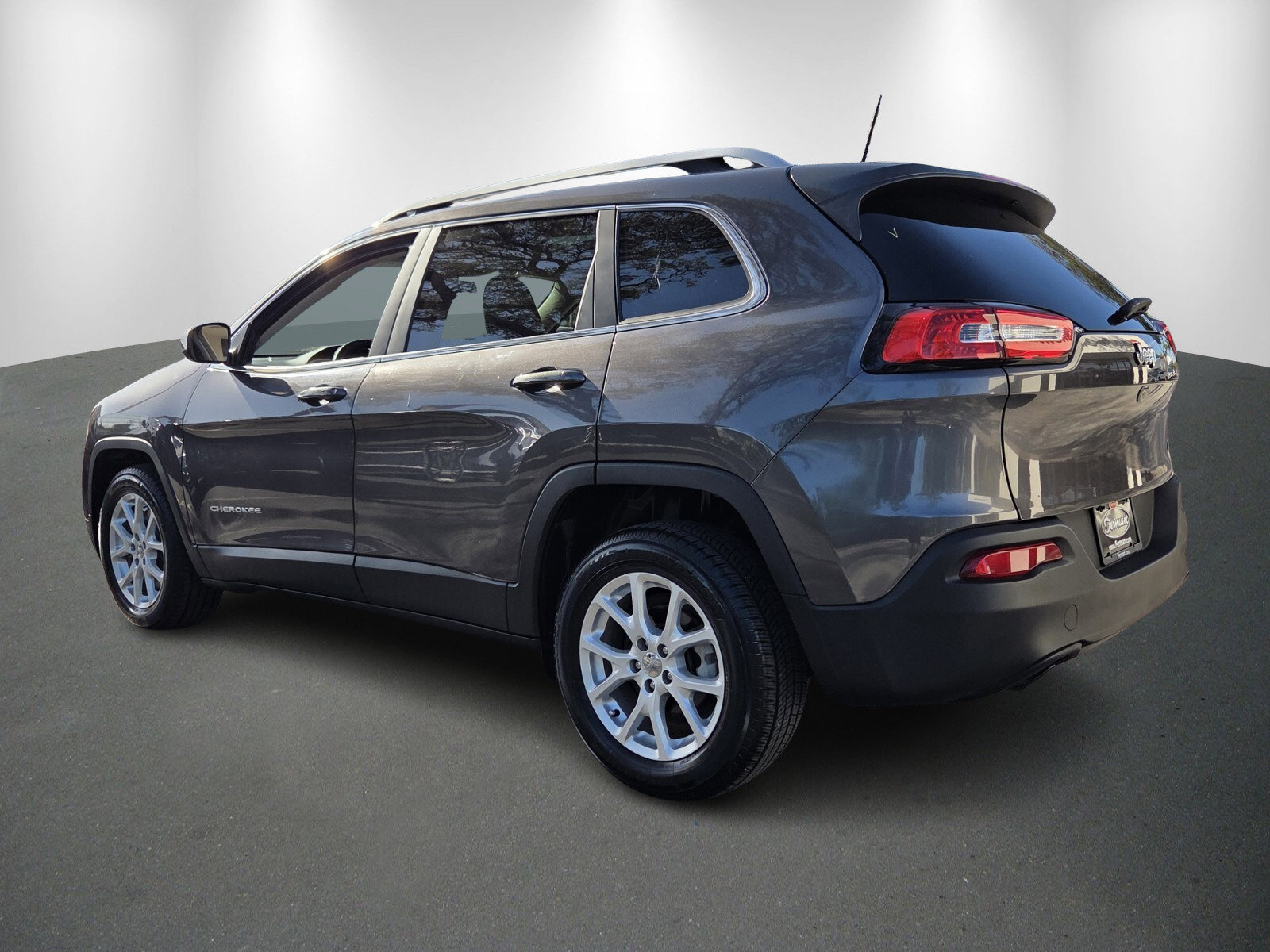 Used 2018 Jeep Cherokee Latitude Plus w/ Comfort/Convenience Group FWD image 5