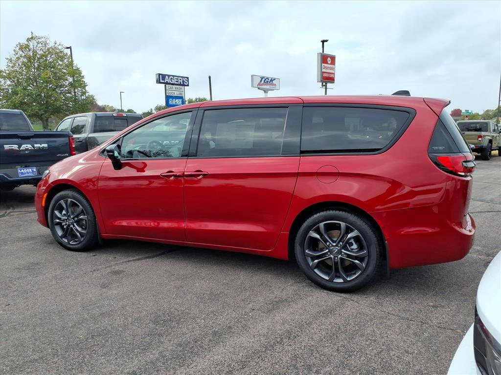 New 2026 Chrysler Pacifica Select image 5