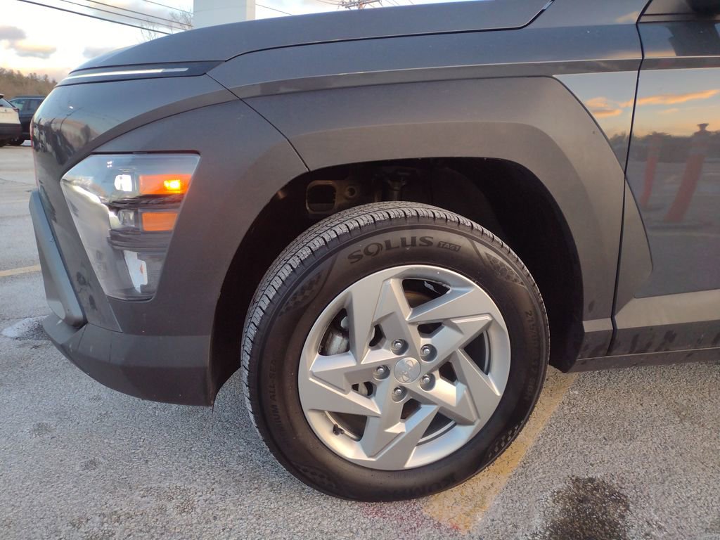 Used 2024 Hyundai Kona SE image 2