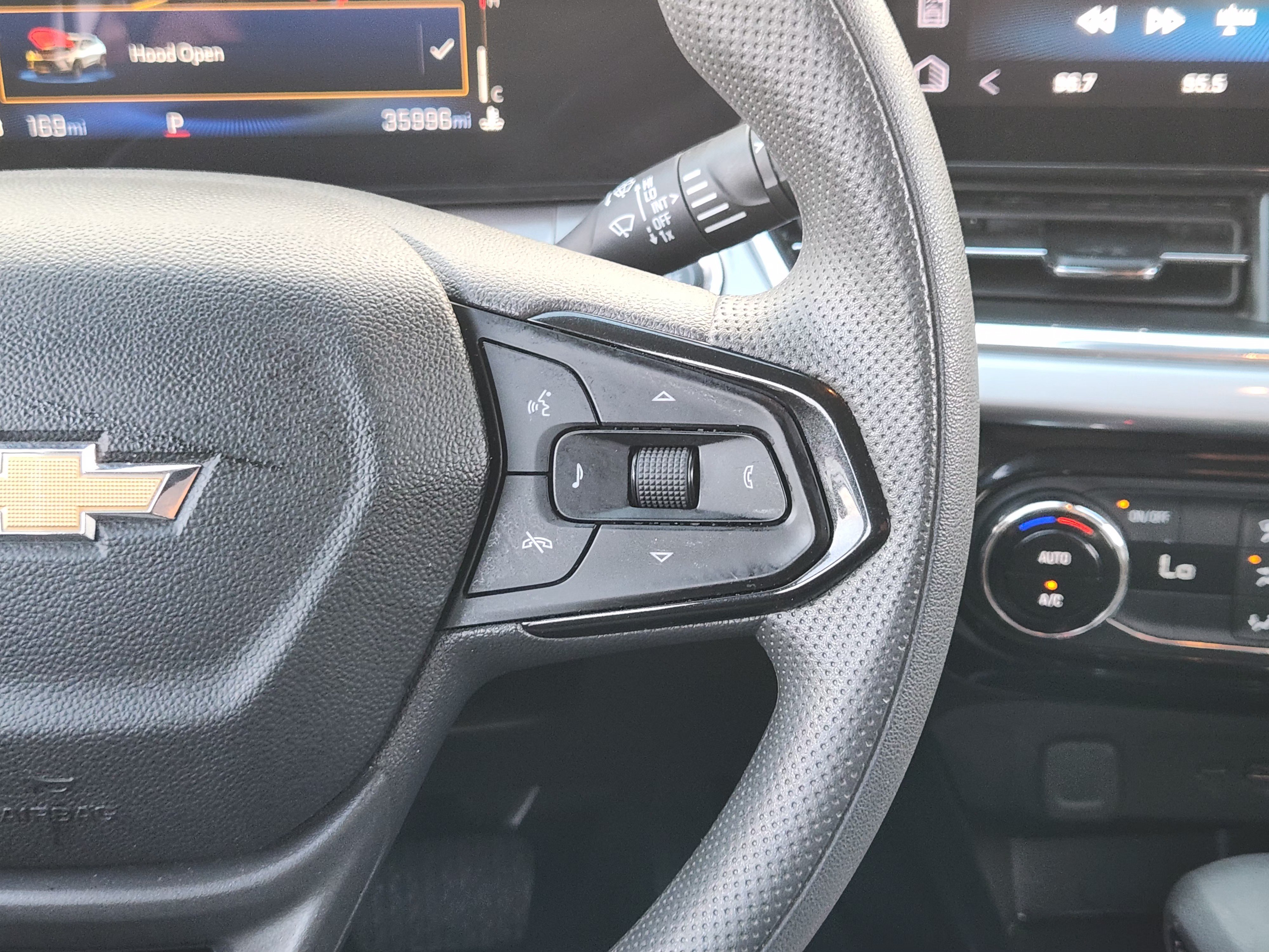 Used 2025 Chevrolet Trax LT FWD image 29
