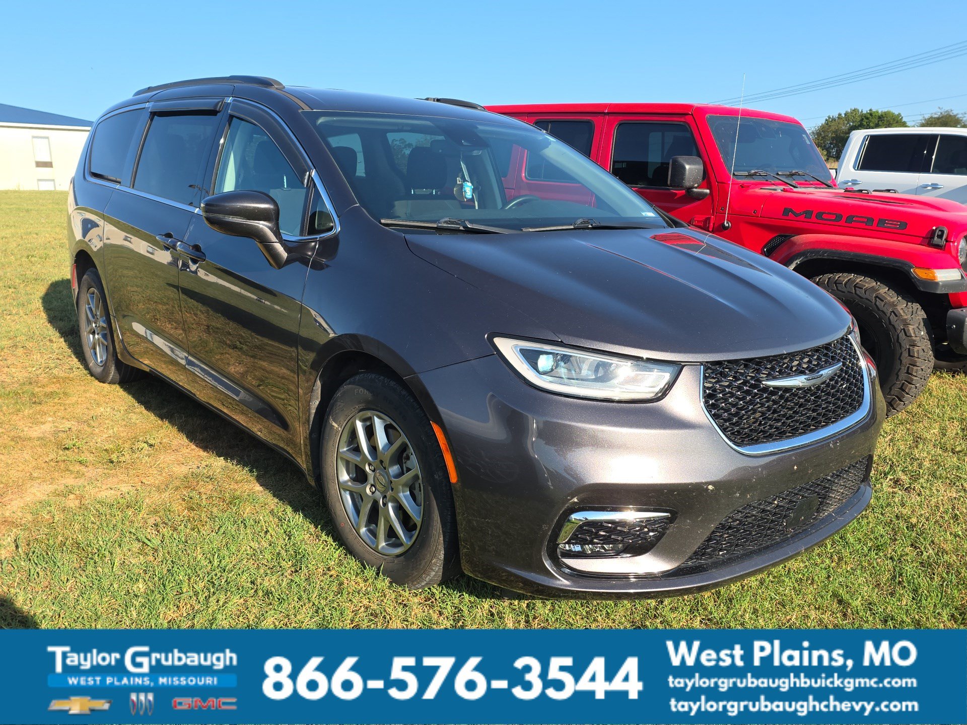 Used 2021 Chrysler Pacifica Touring FWD image 1