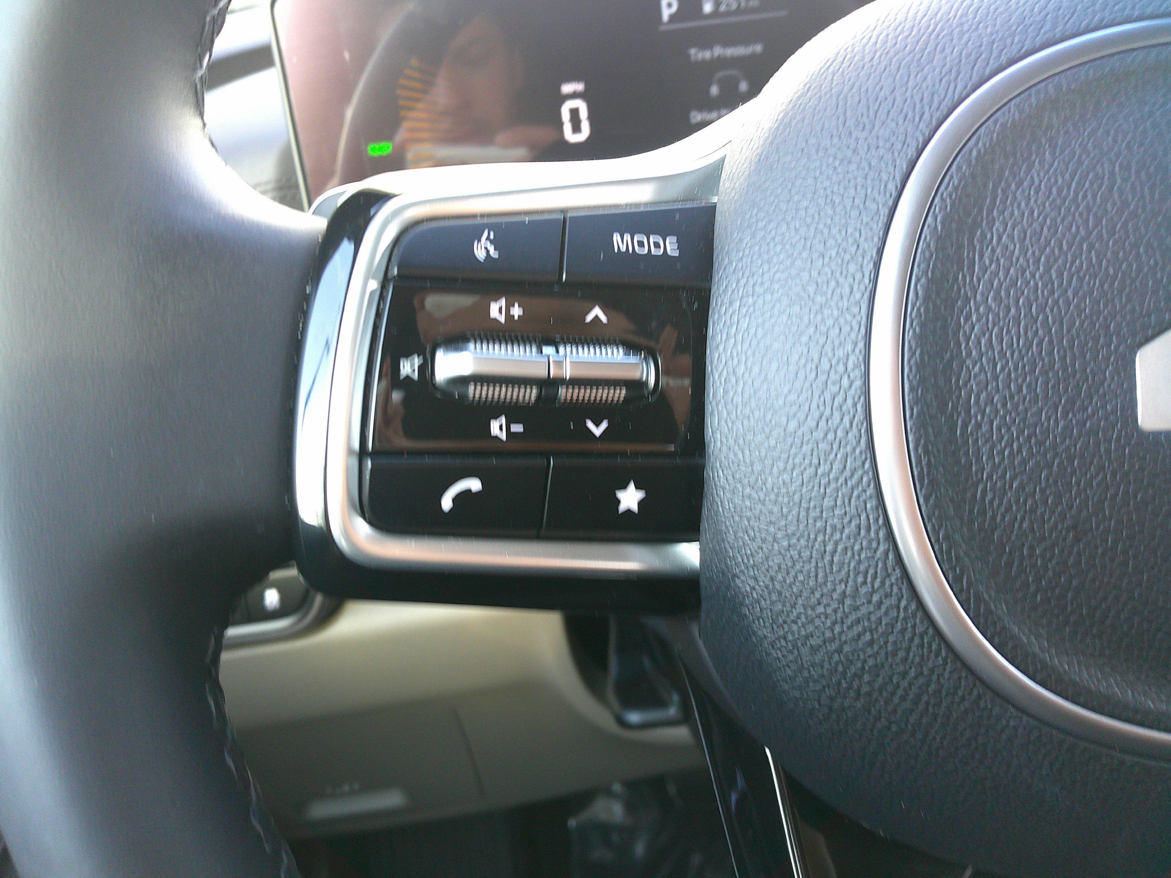 Used 2025 Kia Carnival EX image 21