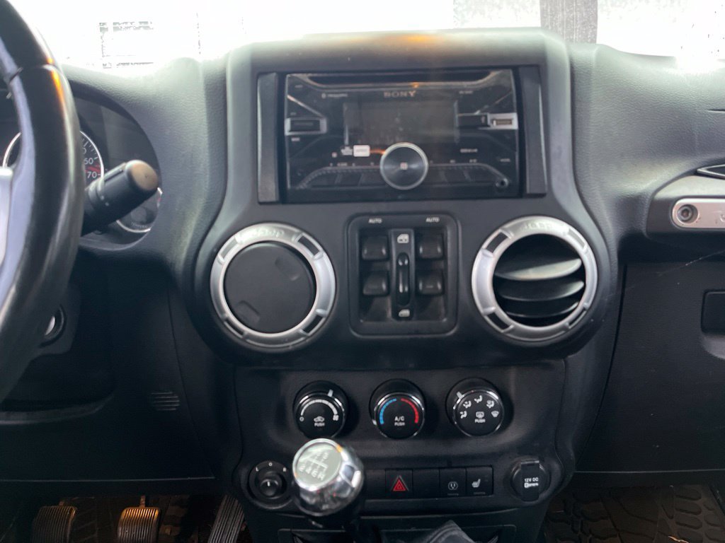Used 2014 Jeep Wrangler Unlimited Rubicon AWD/4WD image 17