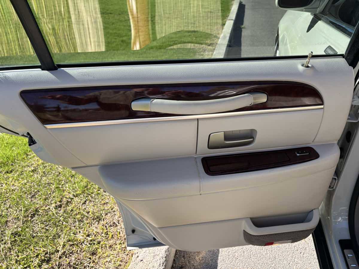 Used 2004 Lincoln Town Car Ultimate RWD image 14