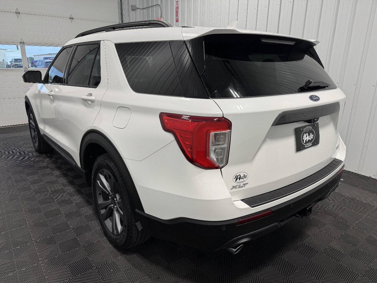 Used 2022 Ford Explorer XLT w/ XLT Sport Appearance Package AWD/4WD image 4