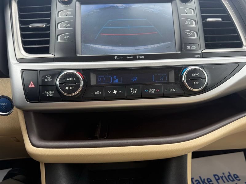 Used 2017 Toyota Highlander XLE AWD/4WD image 29