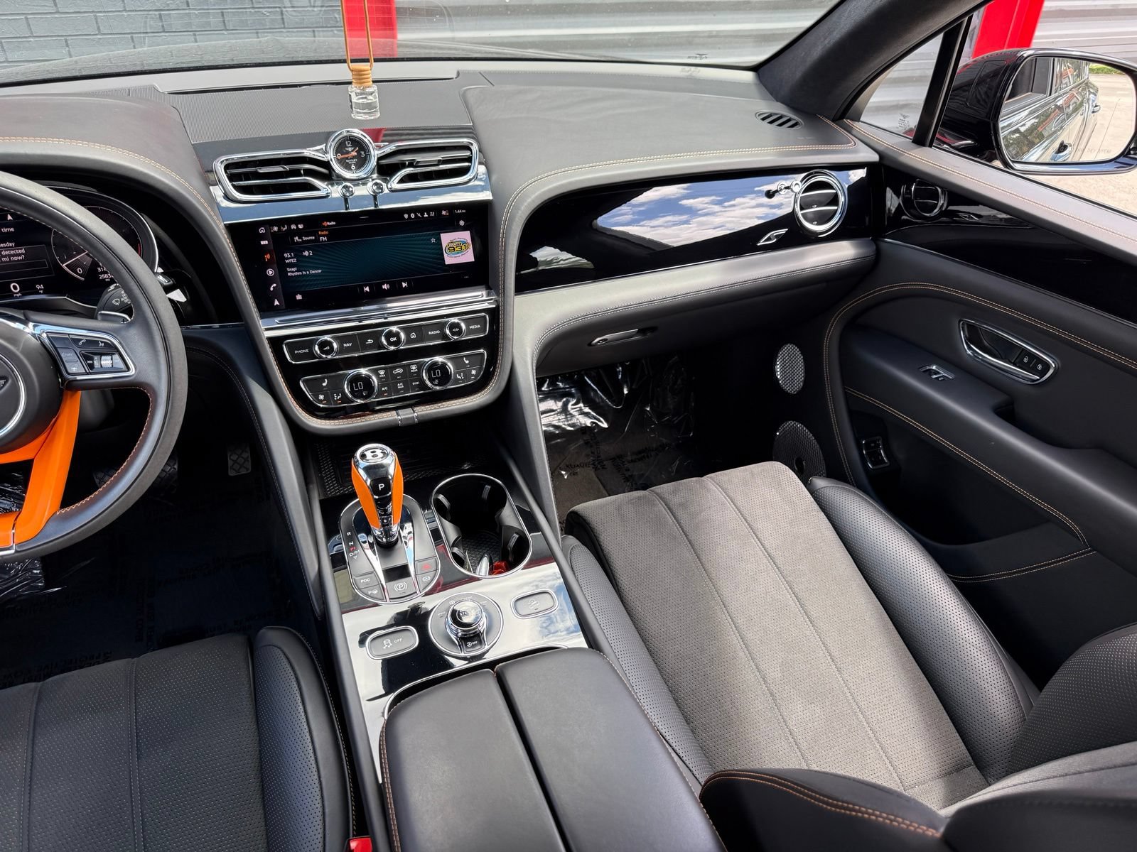 Used 2023 Bentley Bentayga AWD/4WD image 43