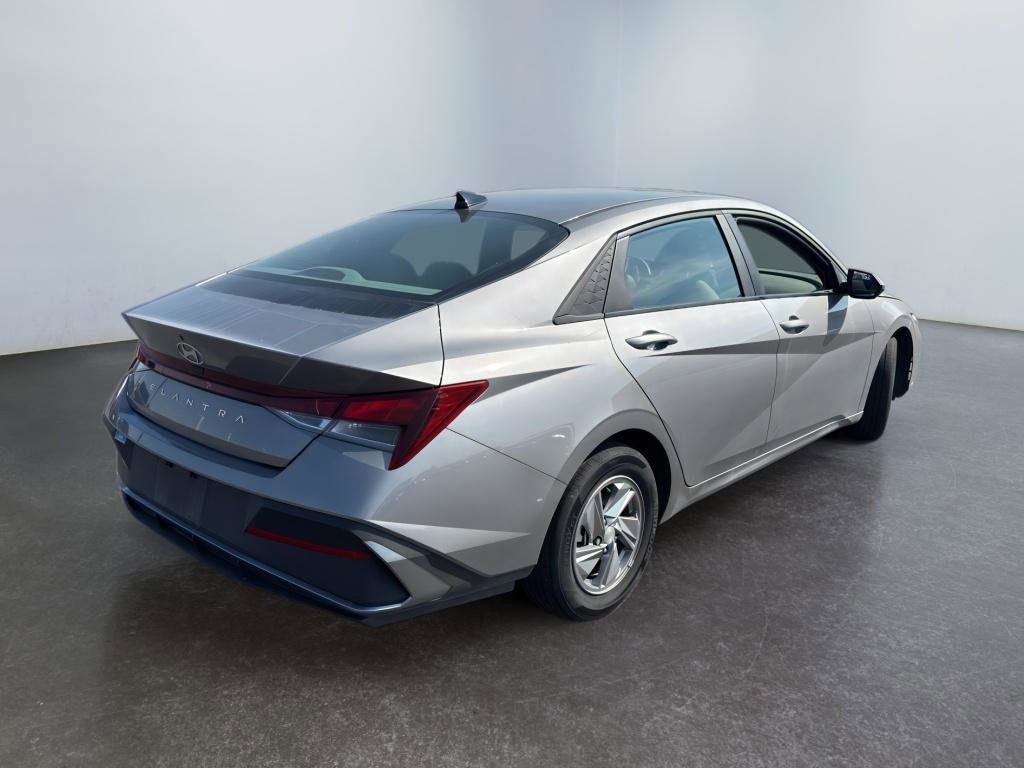 Used 2024 Hyundai Elantra SE image 5