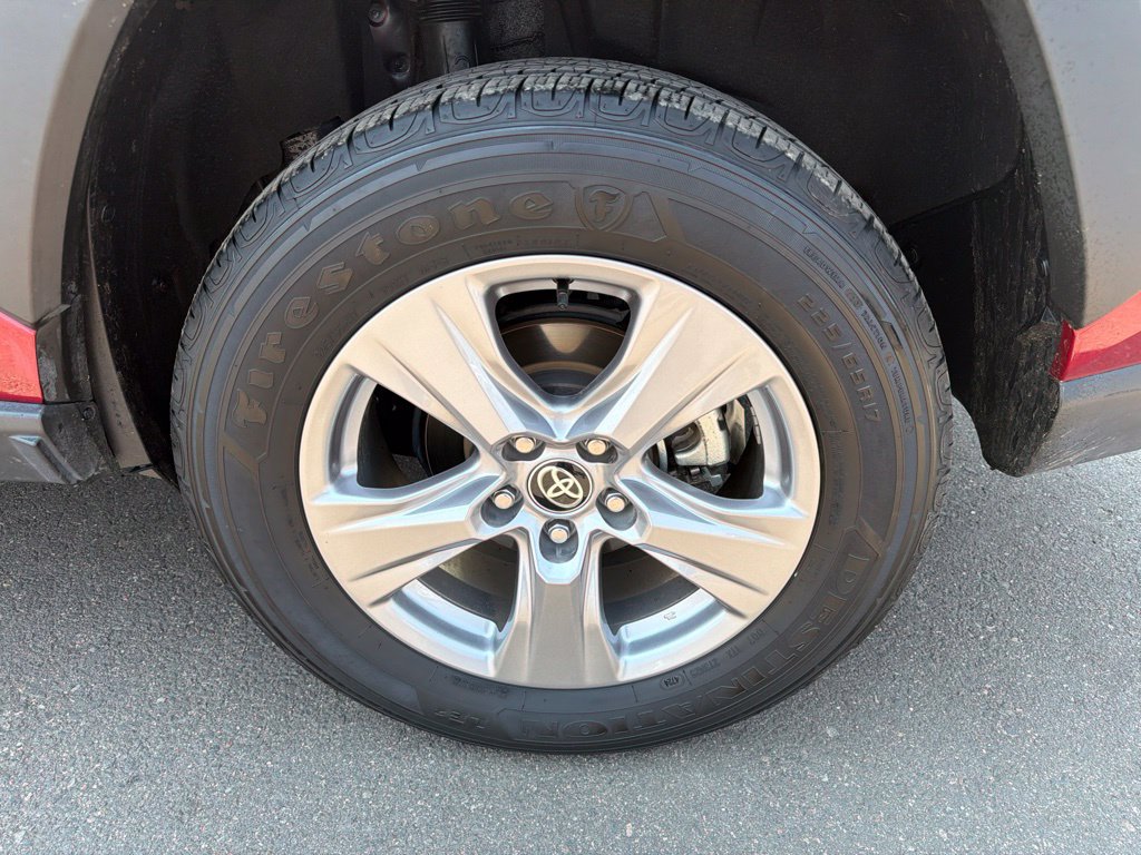 Used 2025 Toyota RAV4 XLE AWD/4WD image 32