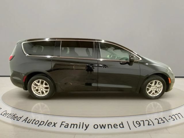 Used 2025 Chrysler Pacifica Select FWD image 6