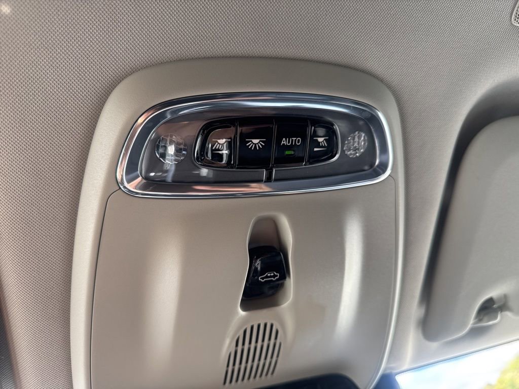 Used 2018 Volvo XC60 T5 Momentum w/ Vision Package image 10