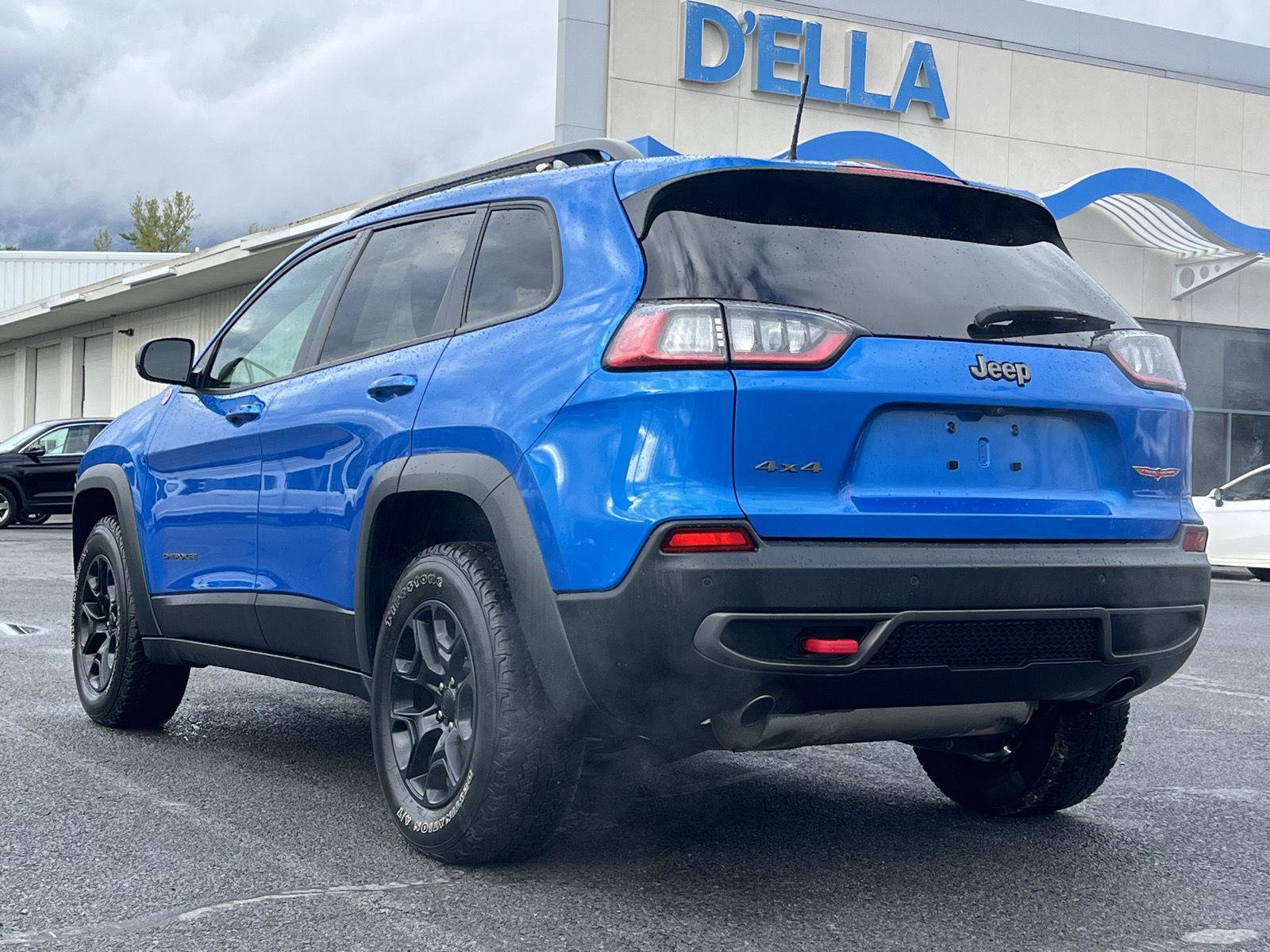 Used 2020 Jeep Cherokee Trailhawk AWD/4WD image 9