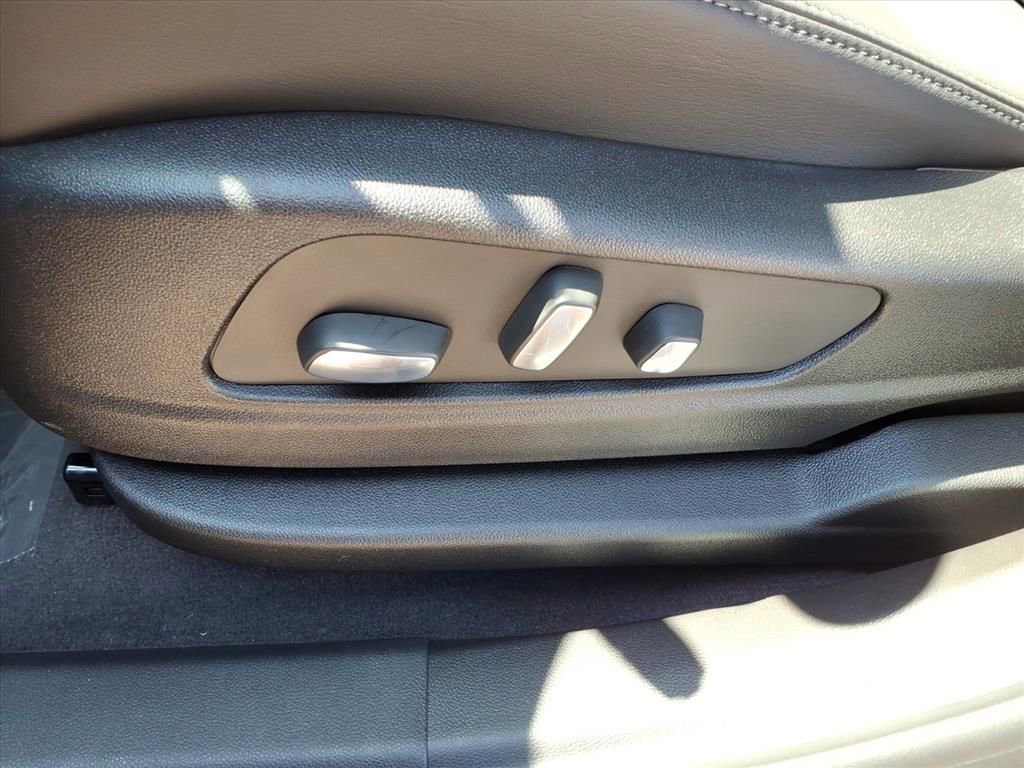 Used 2025 Cadillac XT6 Premium Luxury w/ Technology Package image 14