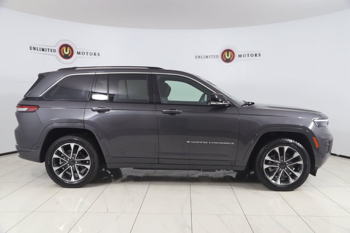 Used 2023 Jeep Grand Cherokee Overland w/ Luxury Tech Group IV AWD/4WD image 2