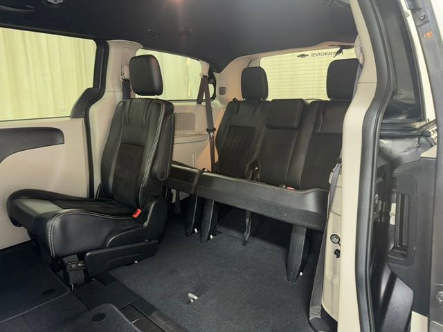Used 2019 Dodge Grand Caravan SXT w/ Rear Park Assist Package FWD image 29