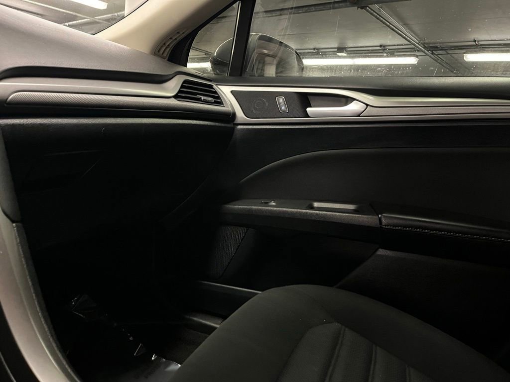 Used 2020 Ford Fusion SE FWD image 28