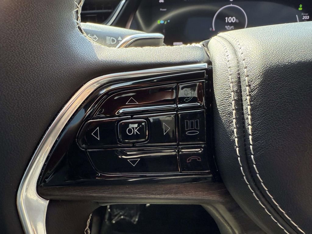 Used 2023 Jeep Grand Cherokee Overland w/ Luxury Tech Group IV AWD/4WD image 25