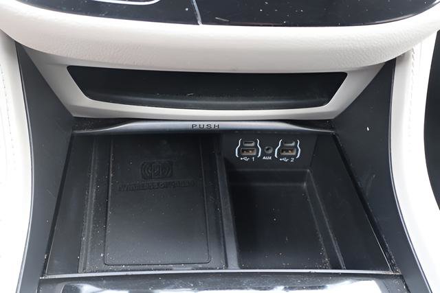 Used 2023 Chrysler Pacifica Limited FWD image 12