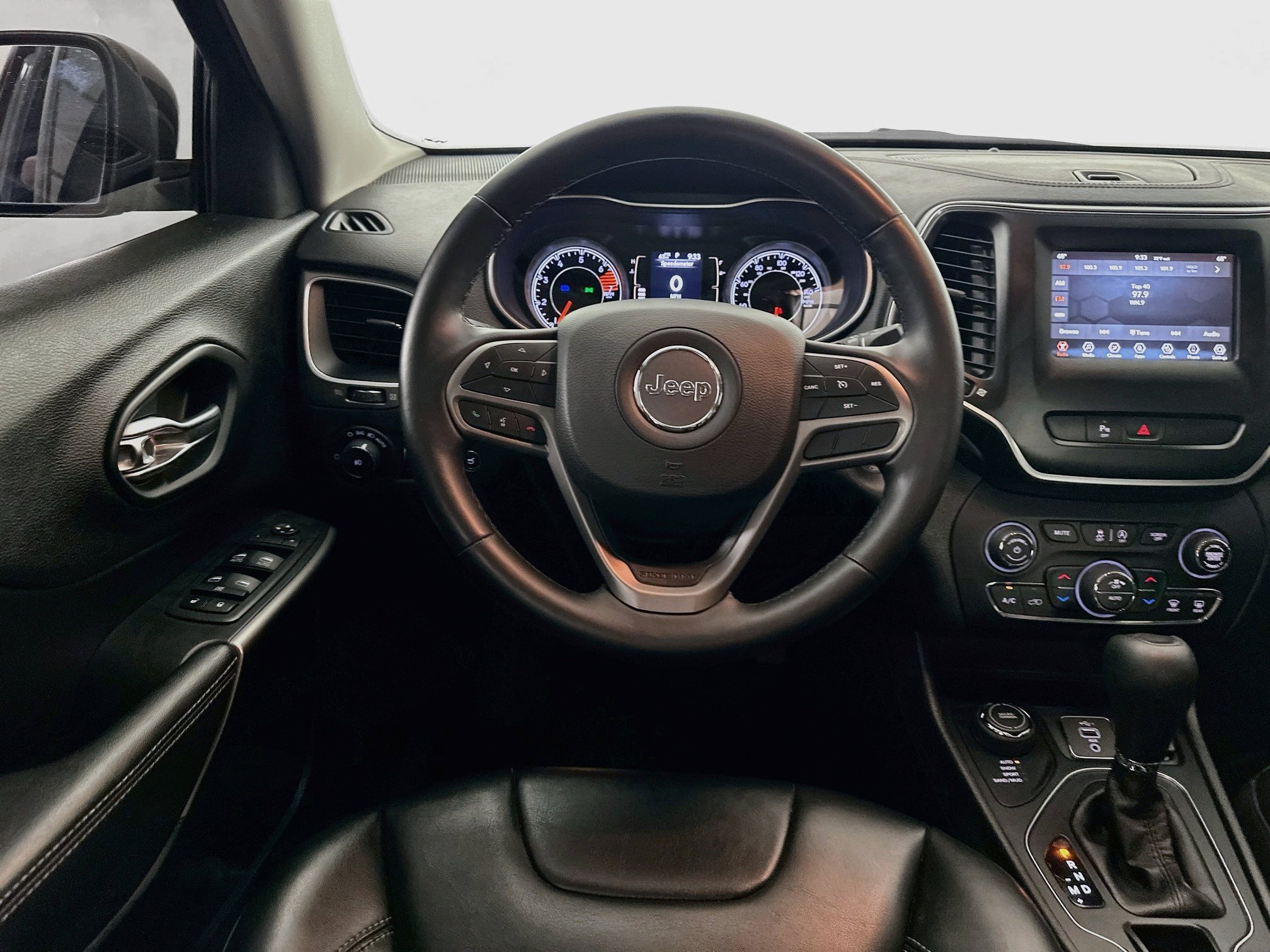 Used 2019 Jeep Cherokee Latitude Plus w/ Comfort/Convenience Group AWD/4WD image 26