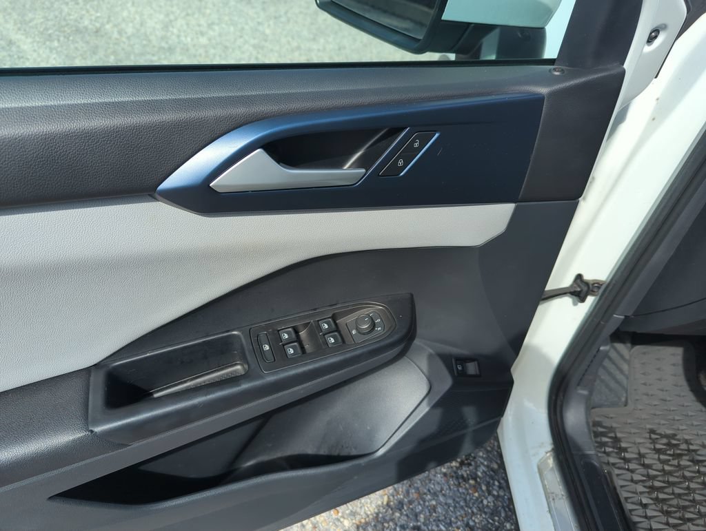 Certified 2023 Volkswagen Taos SE w/ Panoramic Sunroof Package FWD image 19