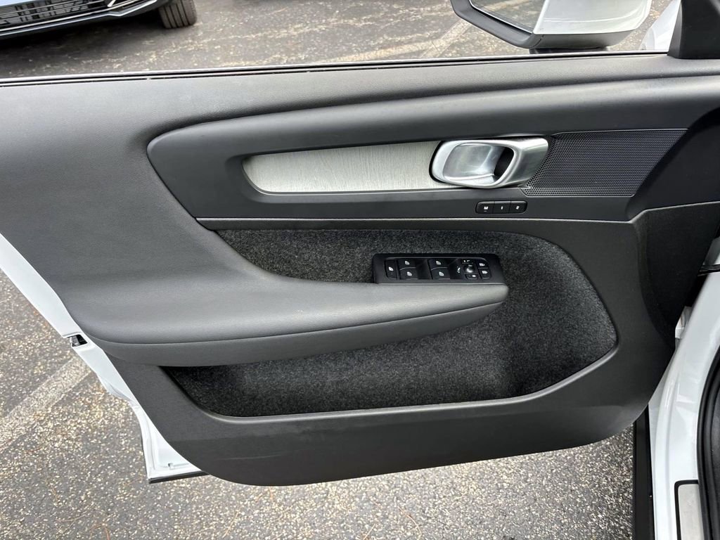Used 2025 Volvo XC40 B5 Core w/ Protection Package Premier image 11