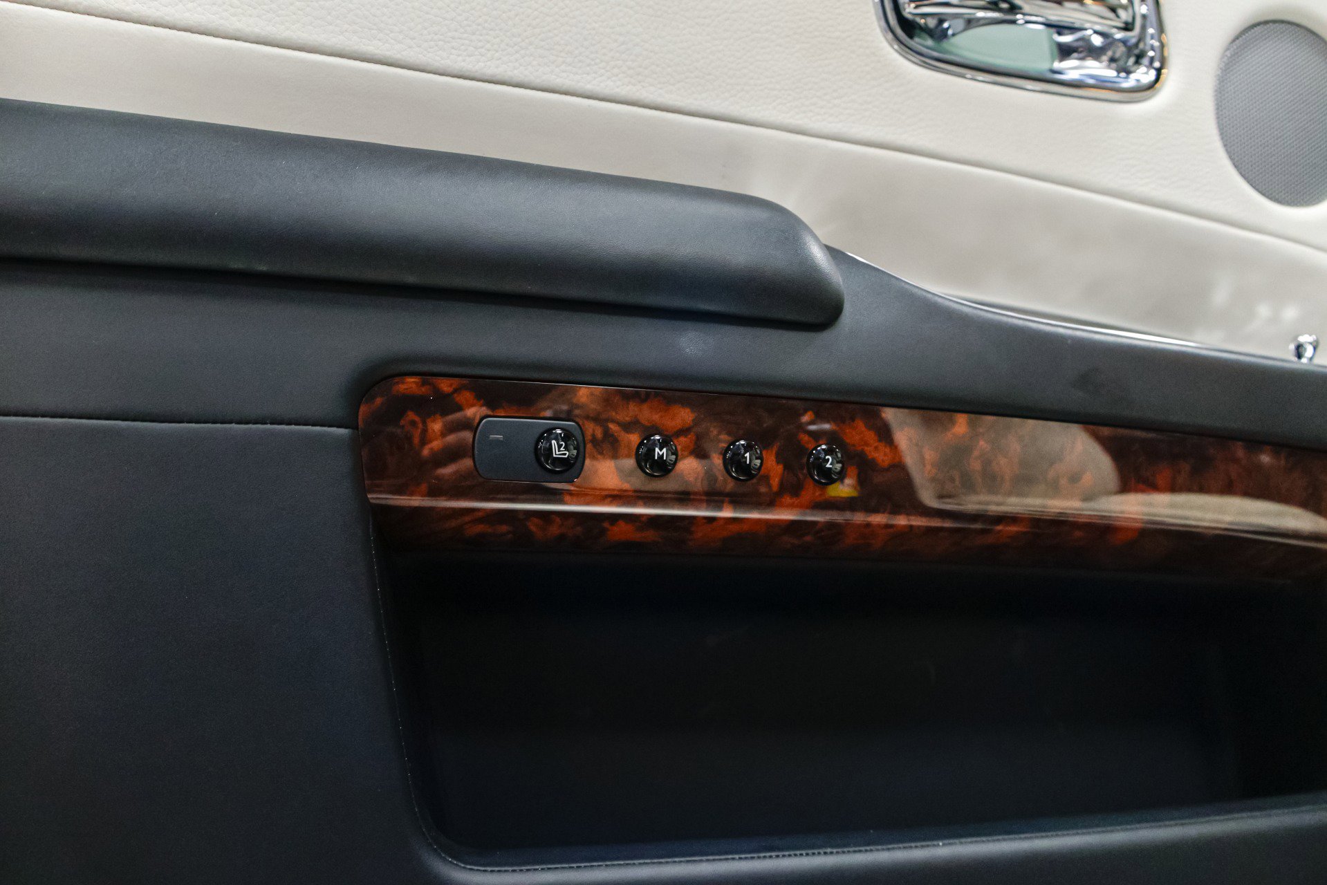 Used 2015 Rolls-Royce Ghost image 28