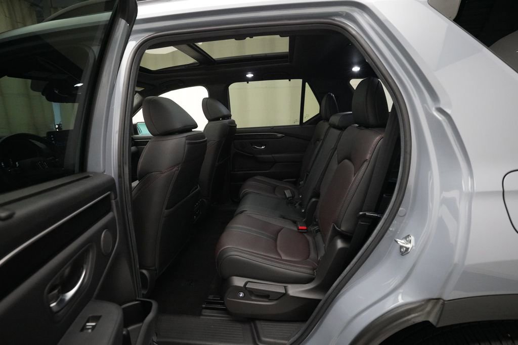 Certified 2025 Honda Pilot Black Edition image 16
