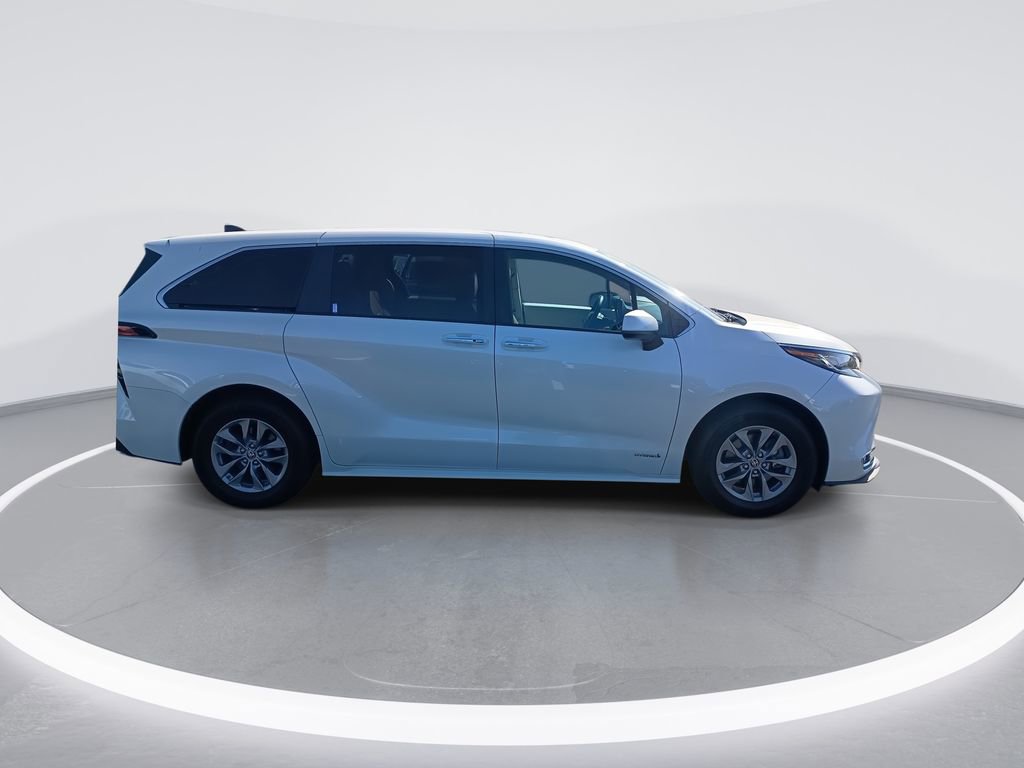 Used 2021 Toyota Sienna XLE image 9