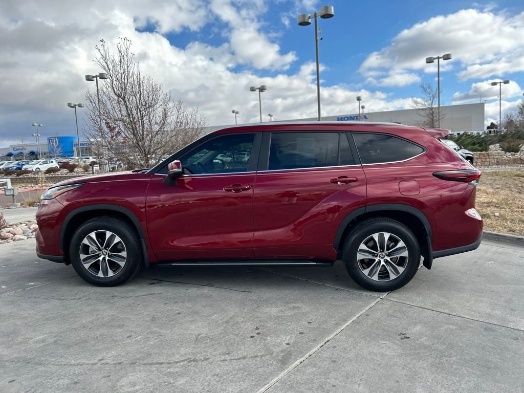 Used 2026 Toyota Highlander XLE image 4