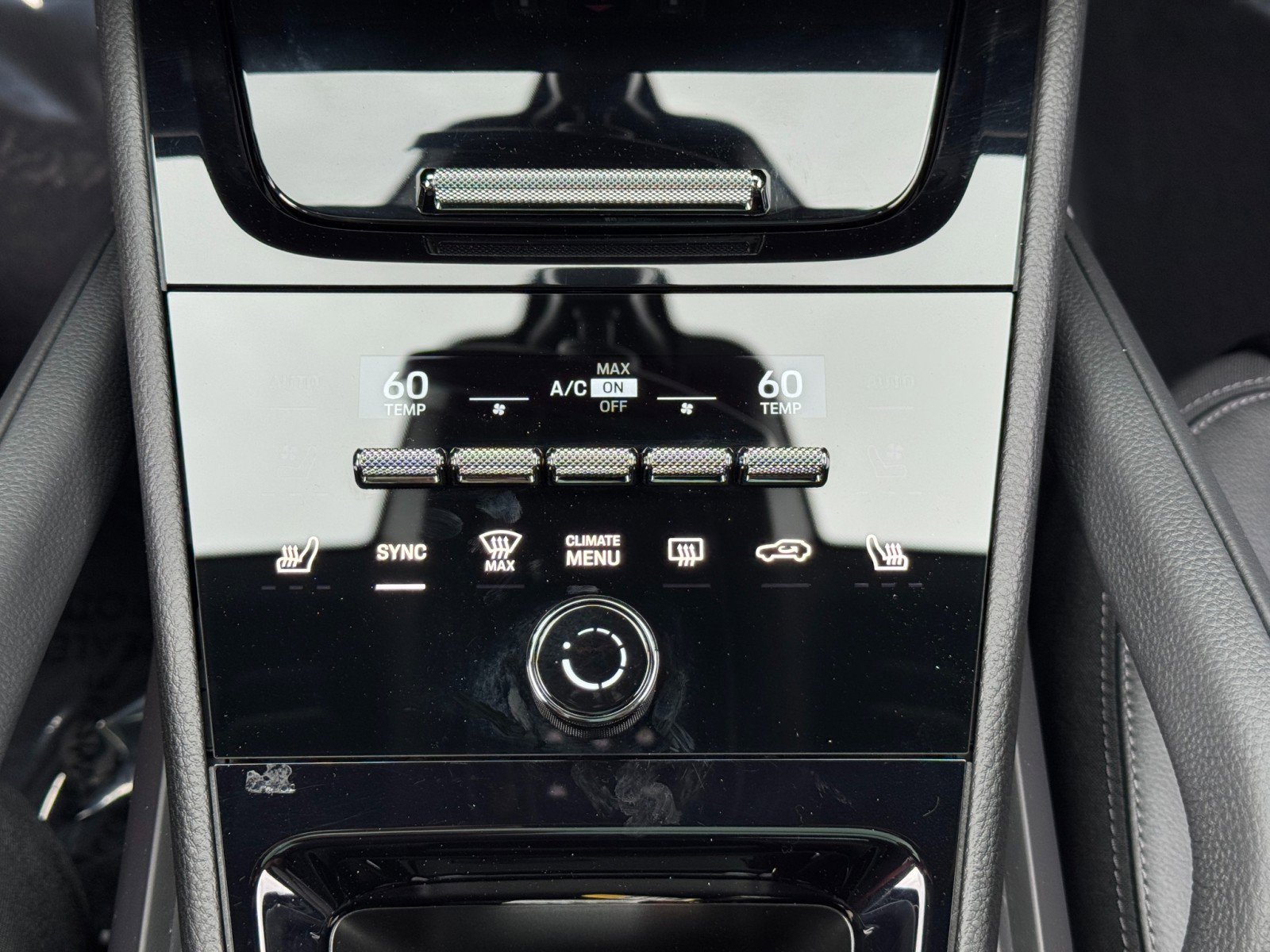 Used 2024 Porsche Cayenne w/ Premium Package image 35