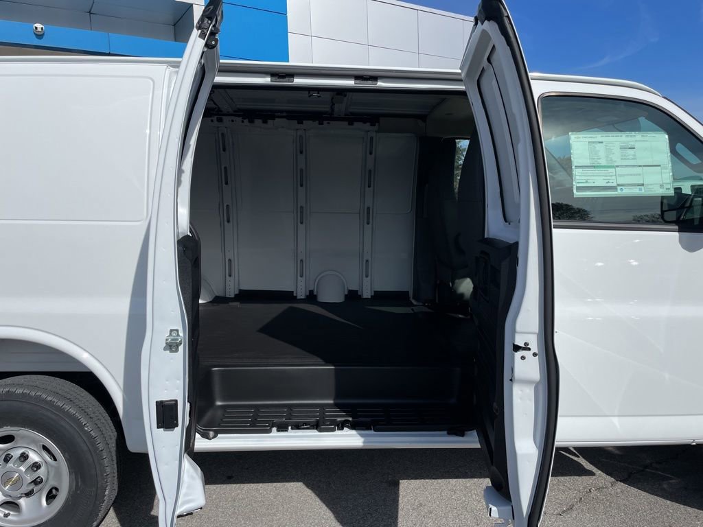 New 2025 Chevrolet Express 2500 Work Van image 25