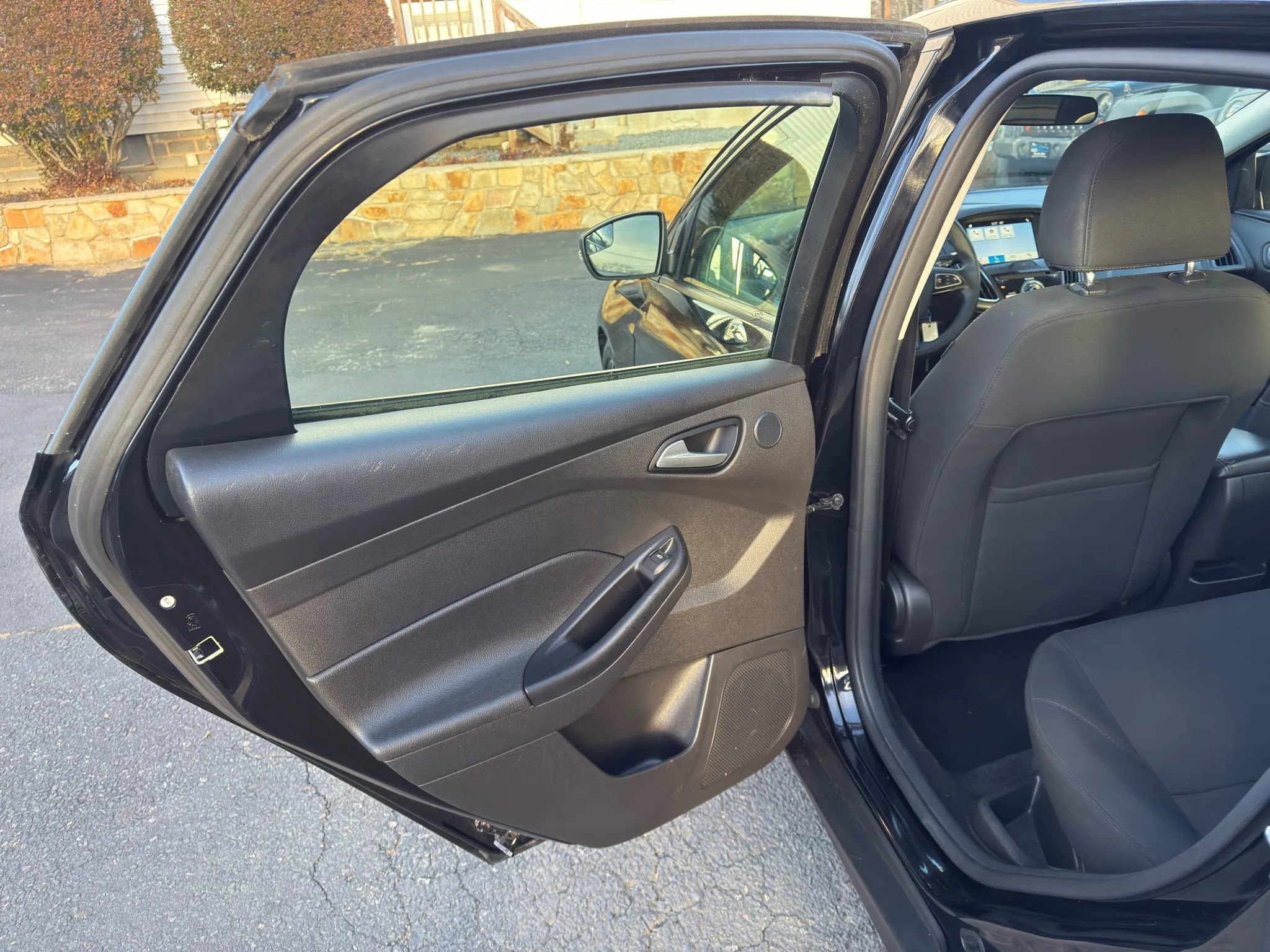 Used 2017 Ford Focus SEL image 16