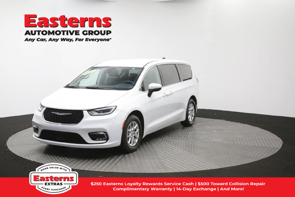 Used 2023 Chrysler Pacifica Touring-L FWD image 57