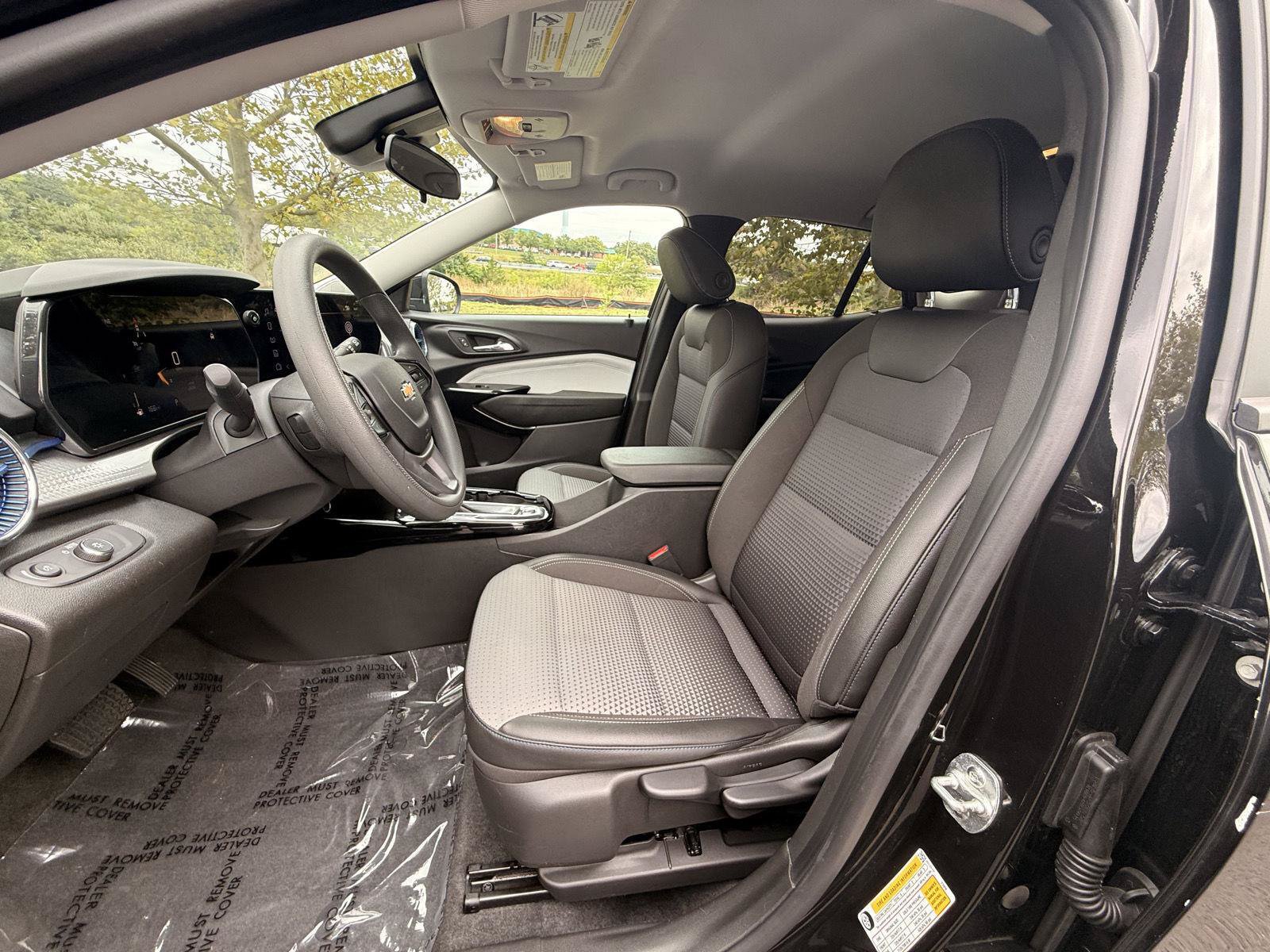 Used 2025 Chevrolet Trax LT FWD image 14