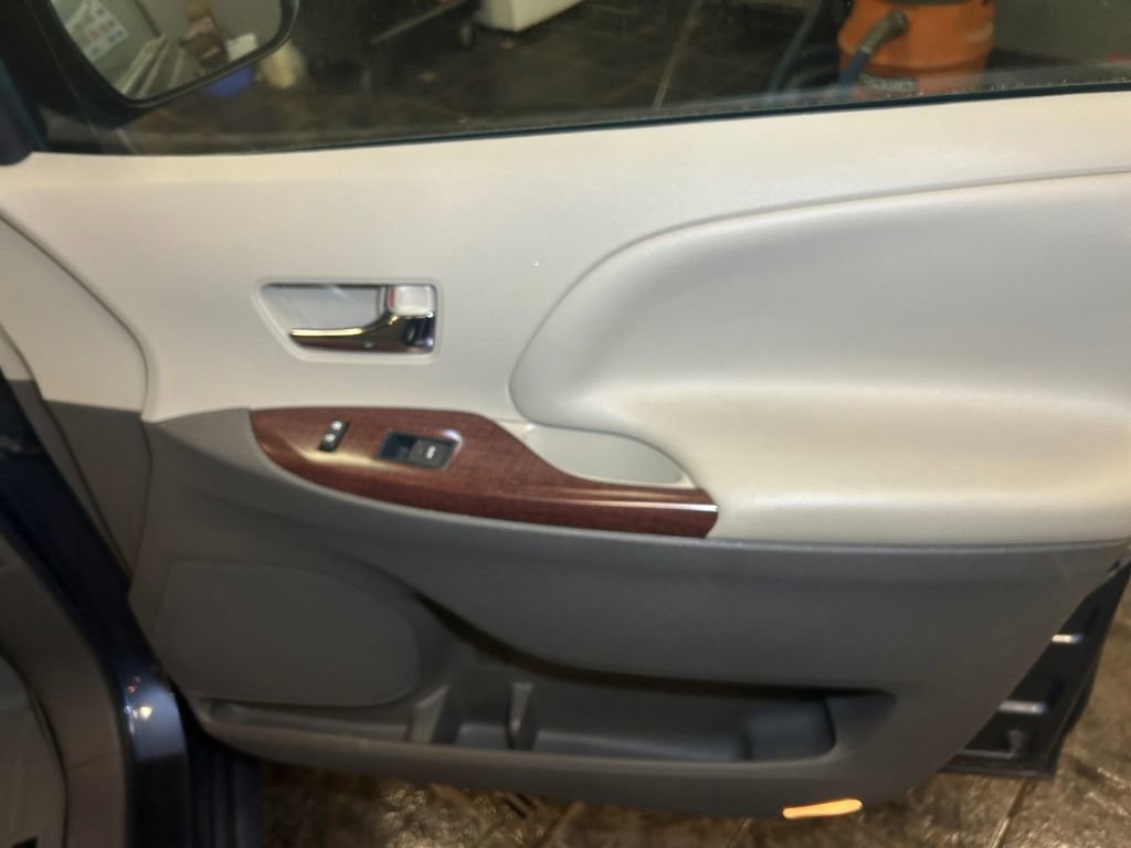 Used 2014 Toyota Sienna XLE FWD image 16