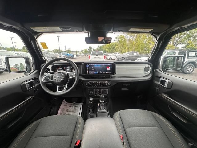 Used 2024 Jeep Wrangler Unlimited Sahara w/ Technology Group AWD/4WD image 2