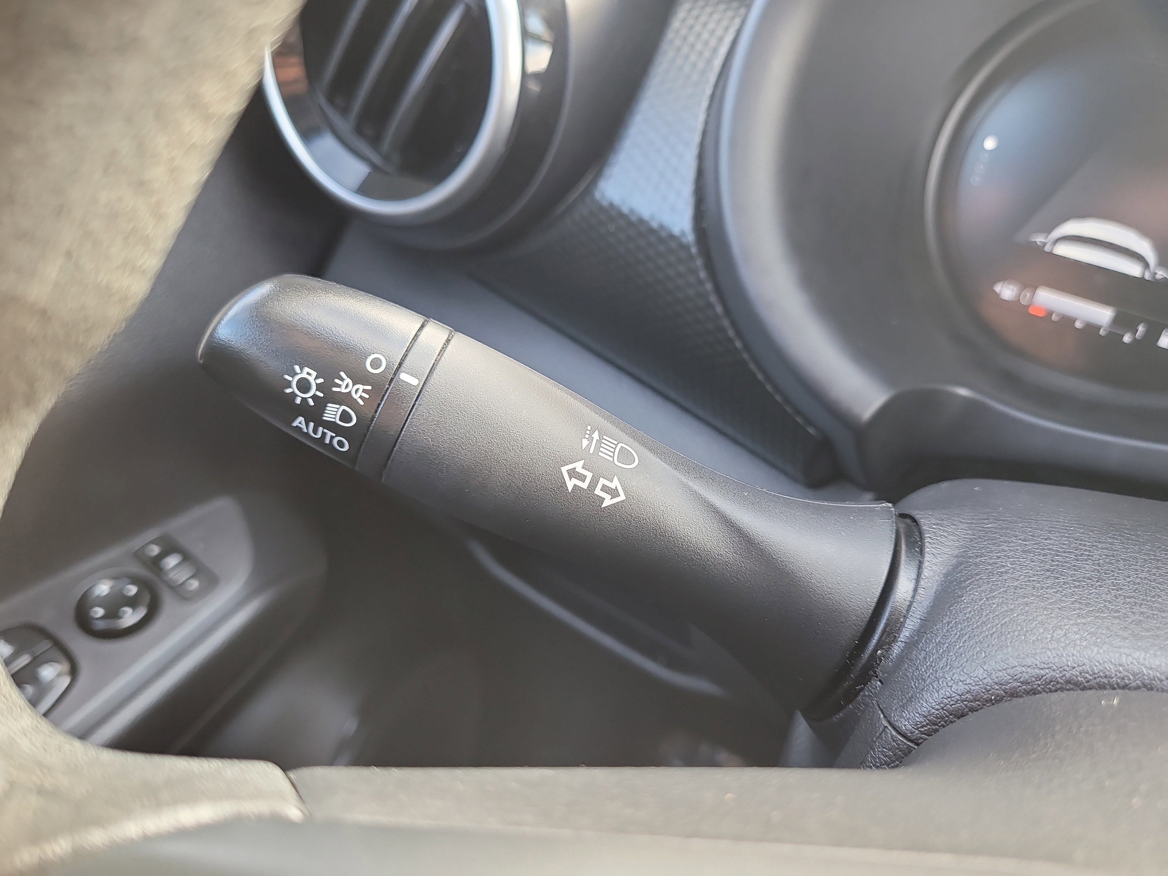 Used 2024 Nissan Kicks SV image 31