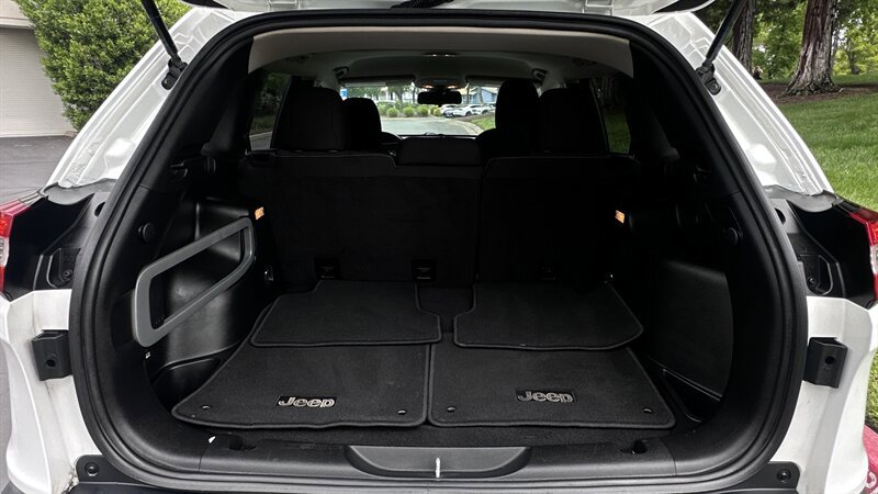 Used 2016 Jeep Cherokee Latitude FWD image 11