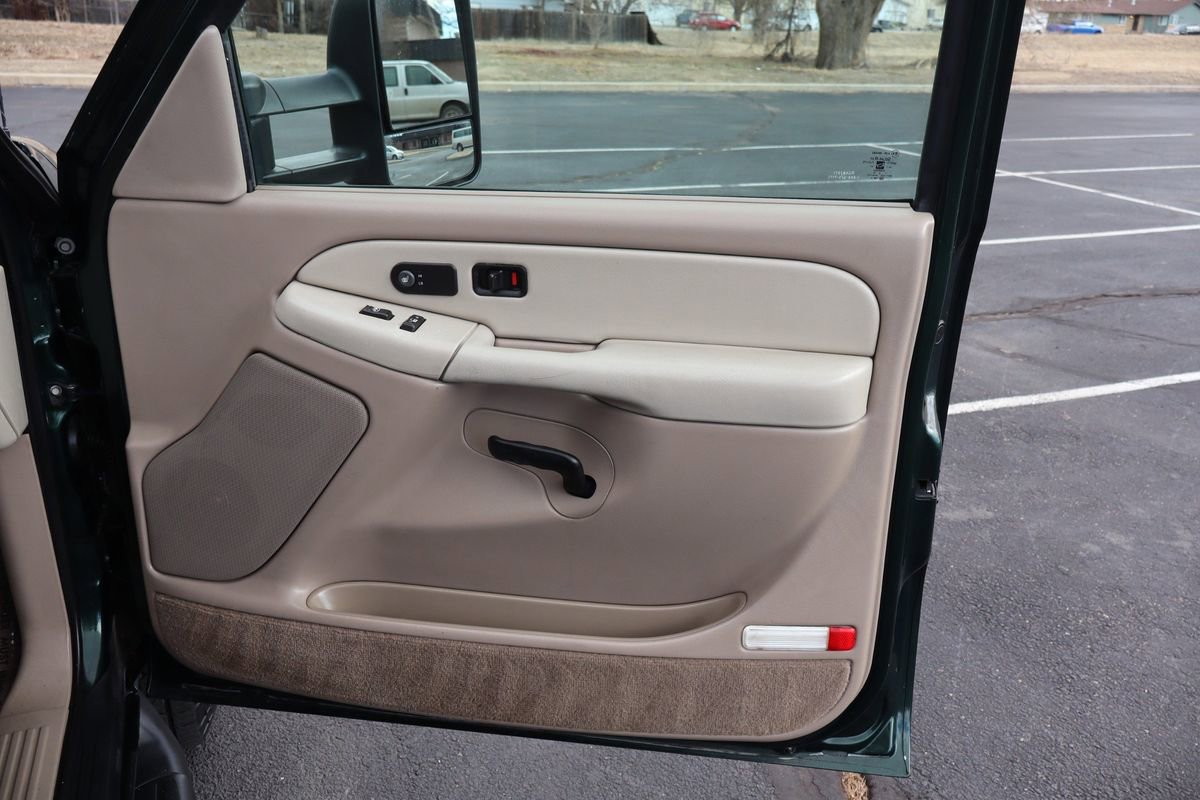 Used 2002 Chevrolet Suburban 2500 LT image 28