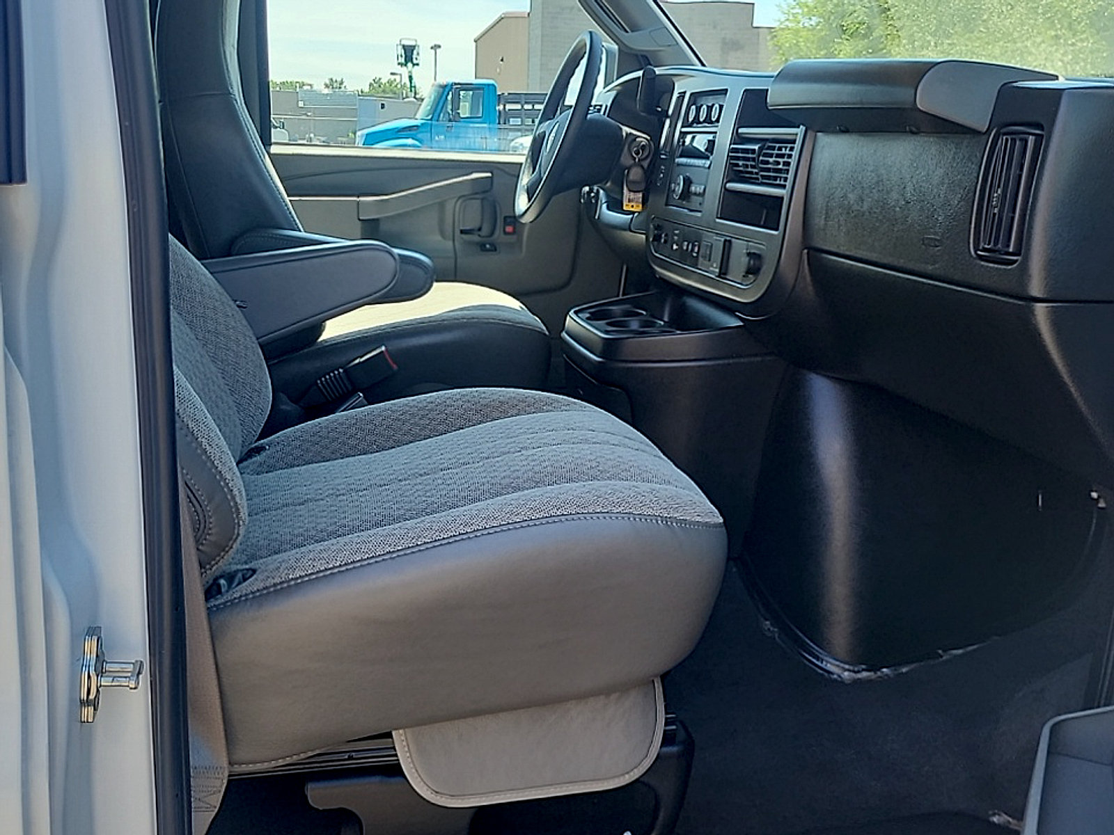 Used 2025 GMC Savana 3500 LT w/ LT Preferred Equipment Group RWD image 10