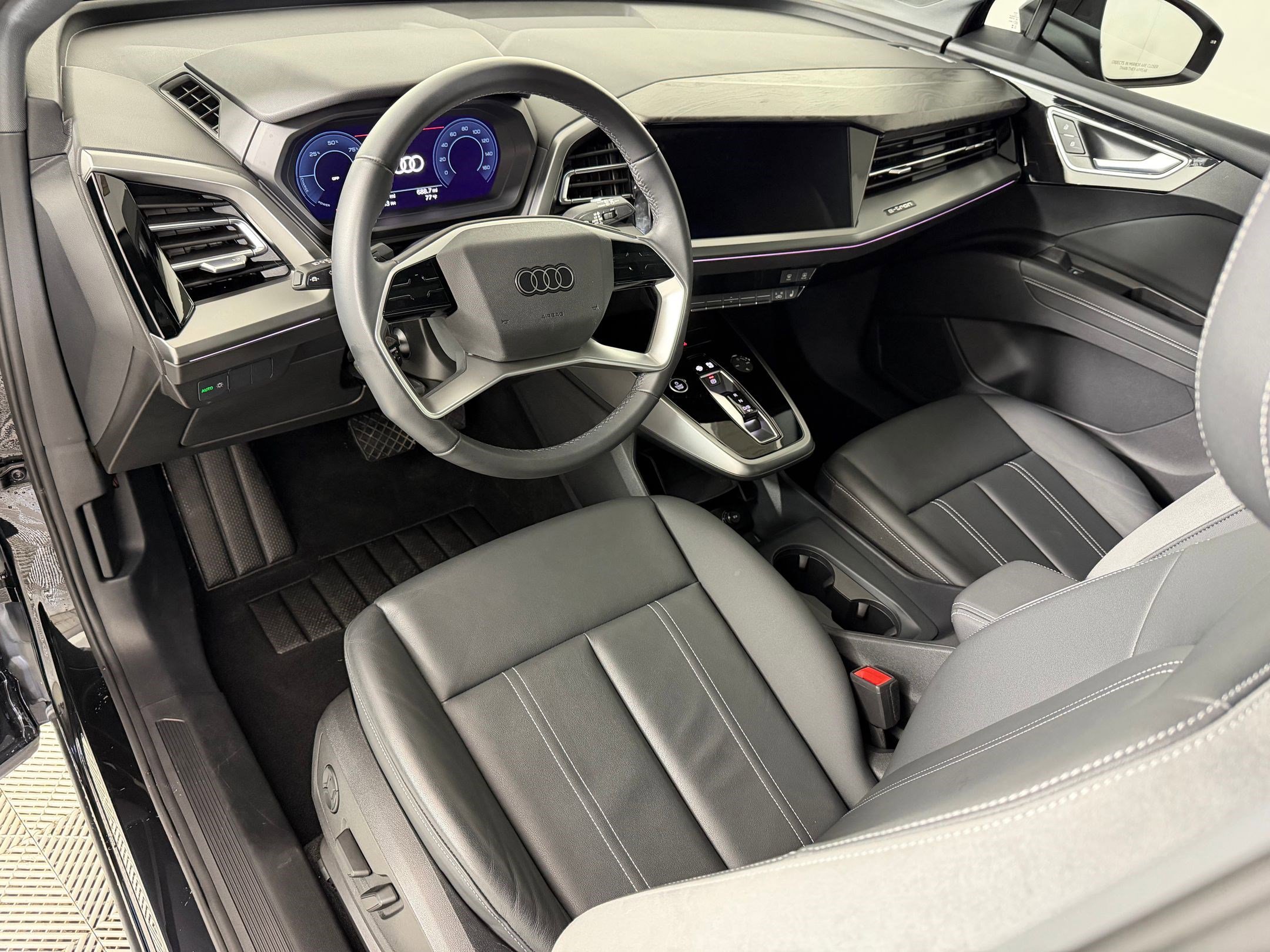 Used 2025 Audi Q4 e-tron Premium Plus image 4