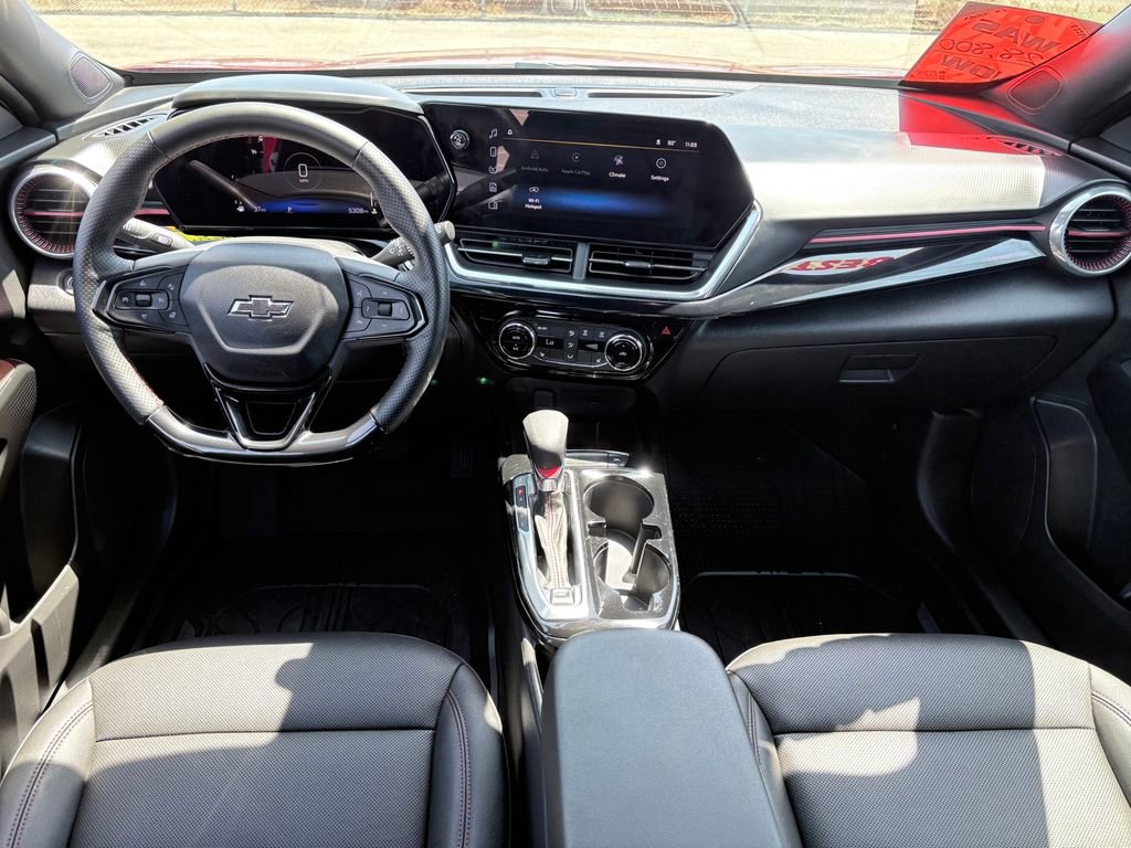 Used 2025 Chevrolet Trax RS FWD image 9