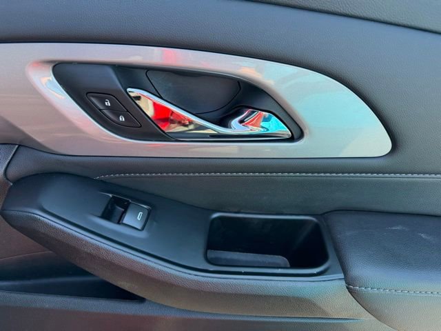 Used 2023 Chevrolet Traverse LT w/ Midnight/Sport Edition image 18