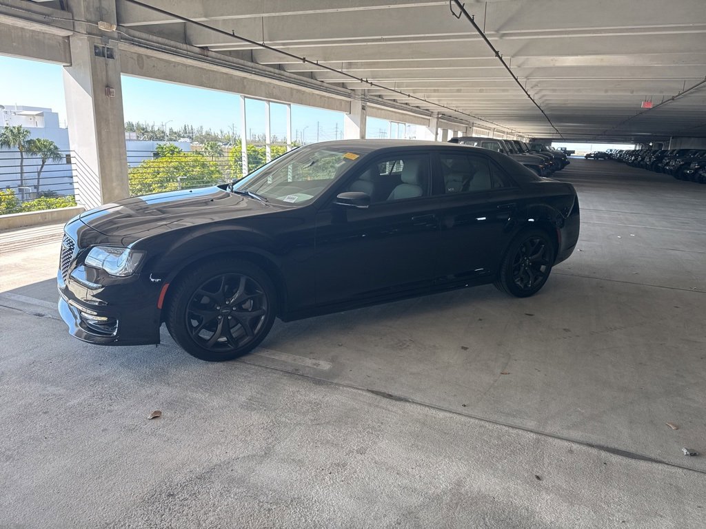 Used 2023 Chrysler 300 Touring L image 9